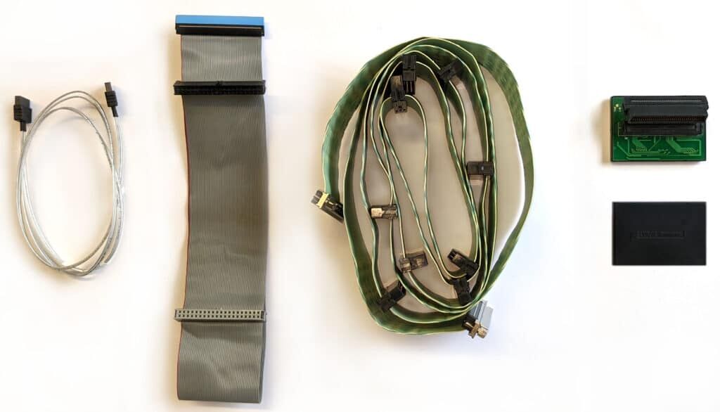 Von rechts nach links: SCSI-, PATA- und SATA-Kabel. Das schwarze Bauteil auf der rechten Seite ist ein SCSI-Terminator. Von rechts nach links: SCSI-, PATA- und SATA-Kabel. Das schwarze Bauteil auf der rechten Seite ist ein SCSI-Terminator.