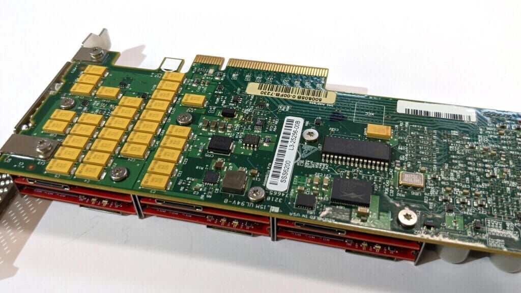 Ein Controller in einer Enterprise-SSD von Seagate, umgeben von (gelben) Tantal-Superkondensatoren zum Schutz vor Stromausfällen. Ein Controller in einer Enterprise-SSD von Seagate, umgeben von (gelben) Tantal-Superkondensatoren zum Schutz vor Stromausfällen.