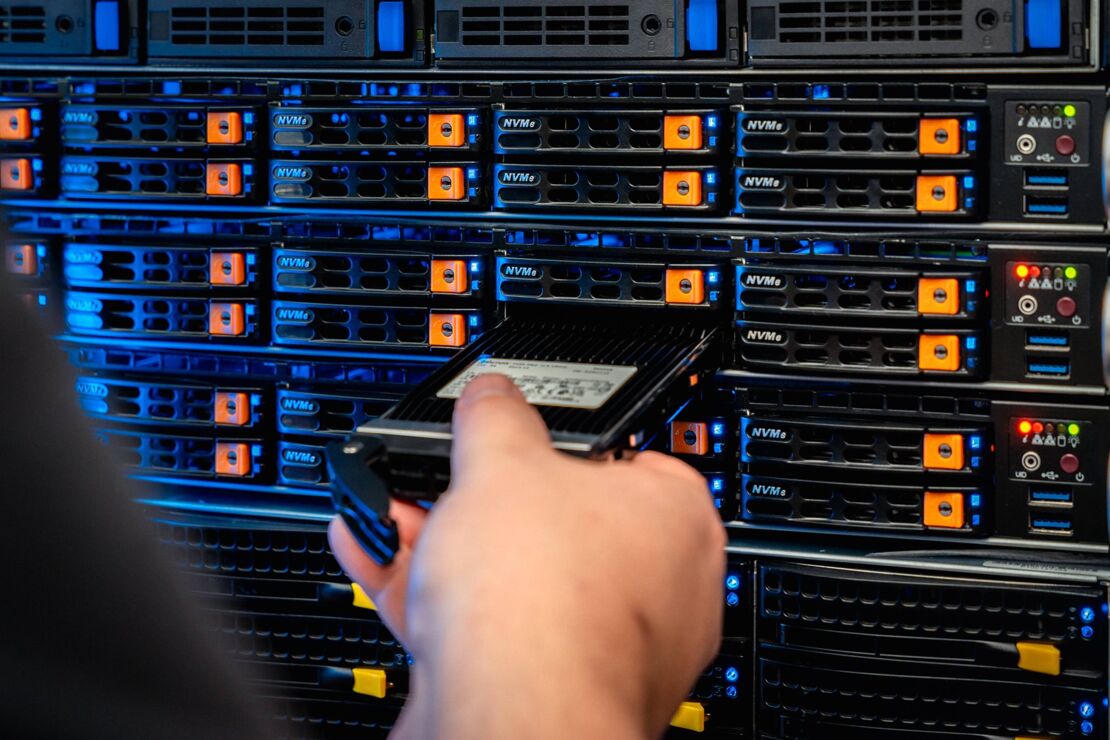 Vor-Ort-Service Next Business Day (NBD) geschulter Techniker am nächsten Arbeitstag vor Ort zeitkritische Systeme 24 x 7 x 4 – Option Techniker innerhalb von vier Stunden zur Stelle Service Support VorOrtService