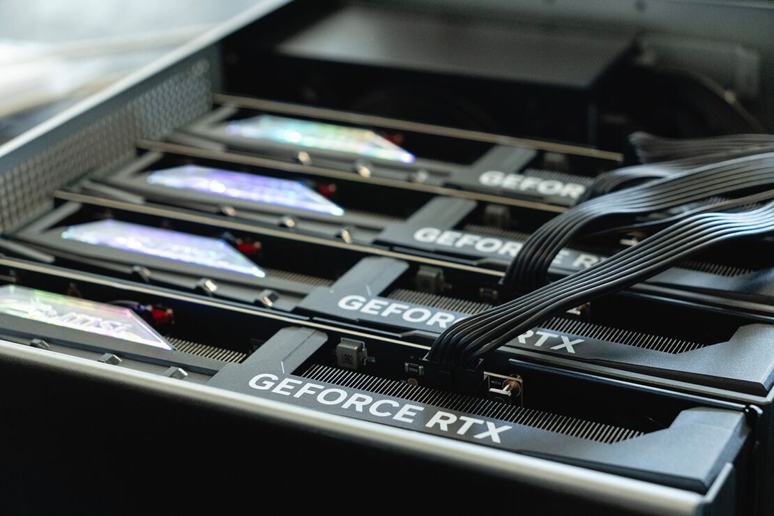 Vier MSI RTX 4090 im GPU Enclosure von Netstor Vier MSI RTX 4090 im GPU Enclosure von Netstor