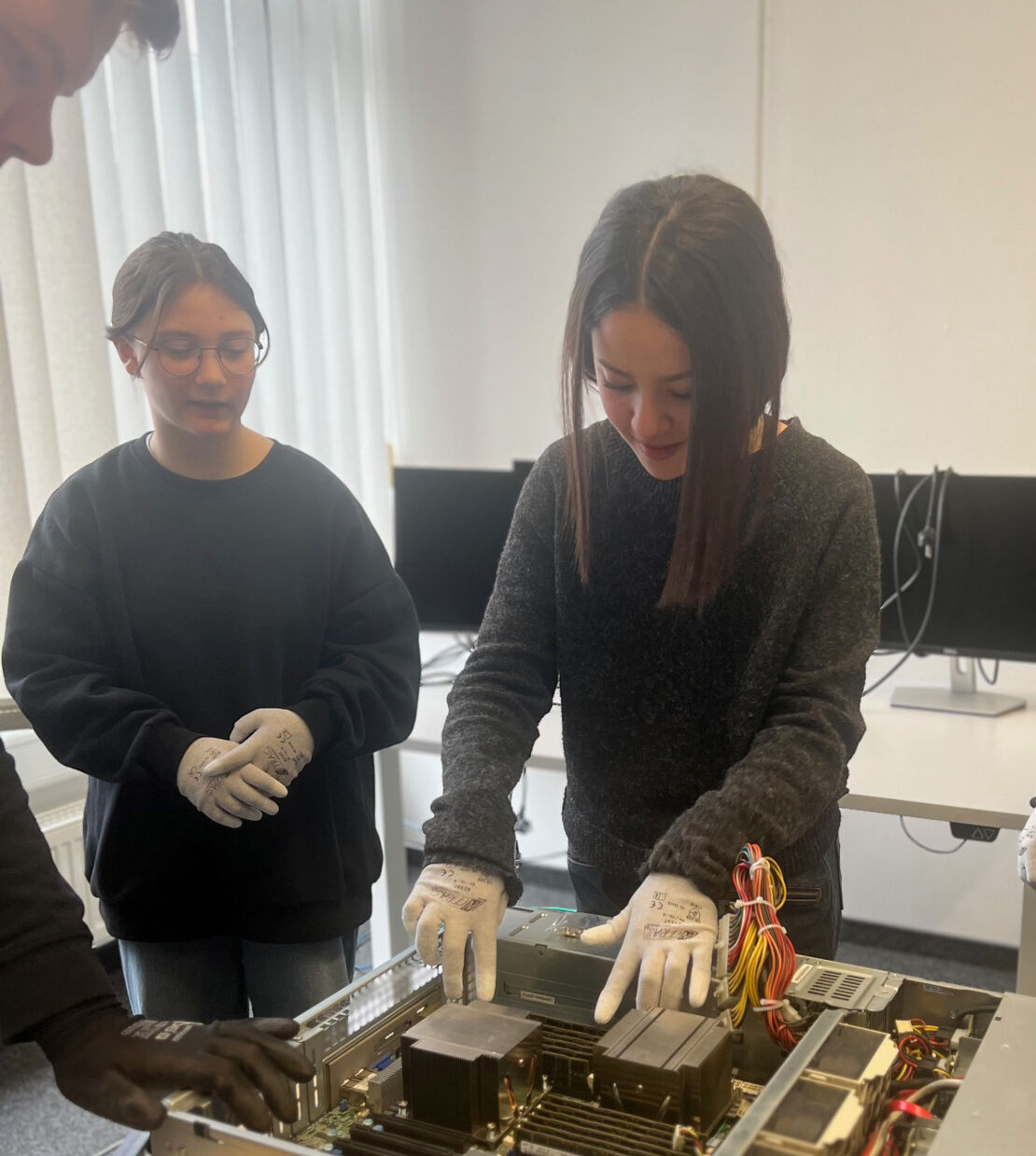 Joshua Wehrsenger erklärt den Serverbau Joshua Wehrsenger erklärt den Serverbau