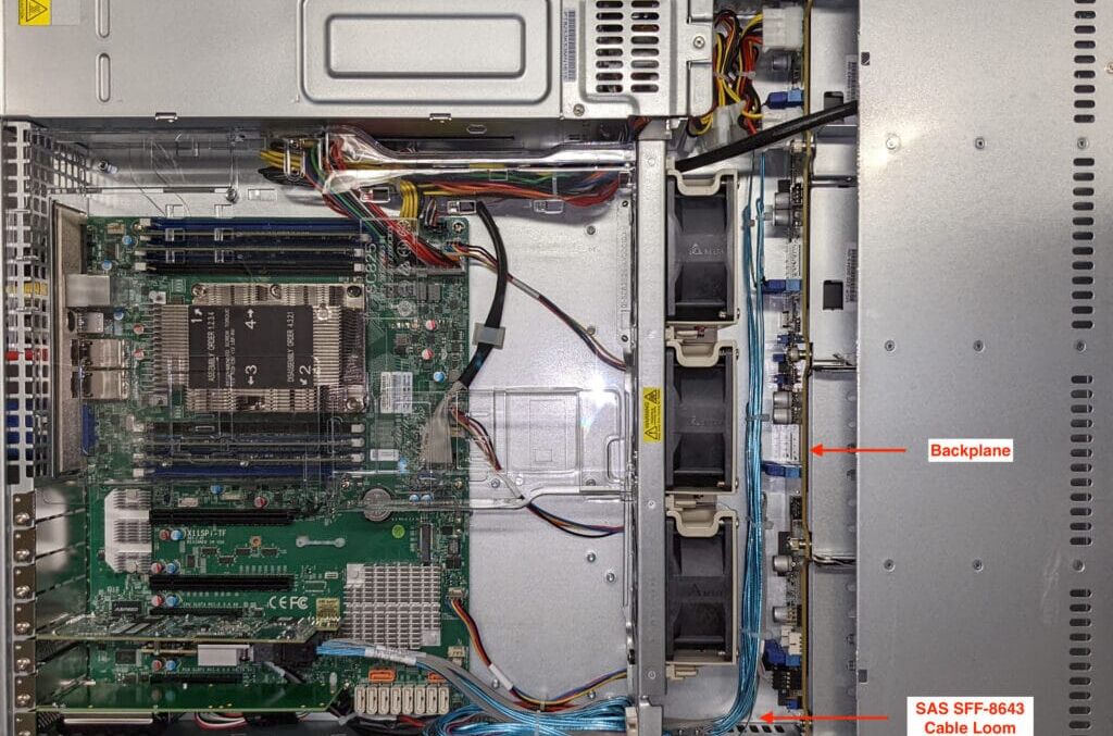 Ein Supermicro-Server mit einer 825TQ-Backplane. Beachten Sie die 8x SAS-Kabel, die zwischen der Backplane und dem HBA verlaufen. Backplane_Multi_Cable-1024x721